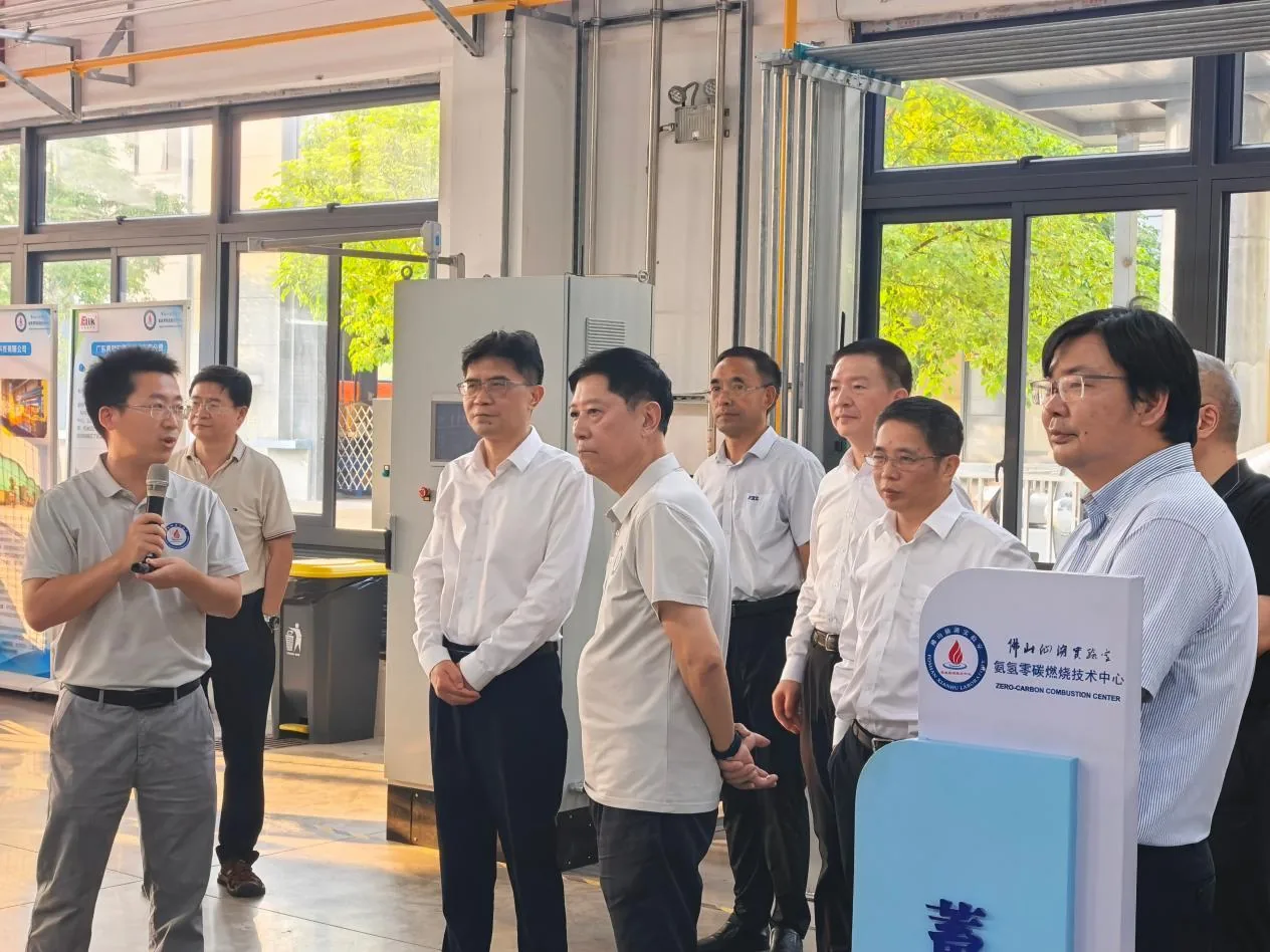 调研人员在中试平台听取情况介绍